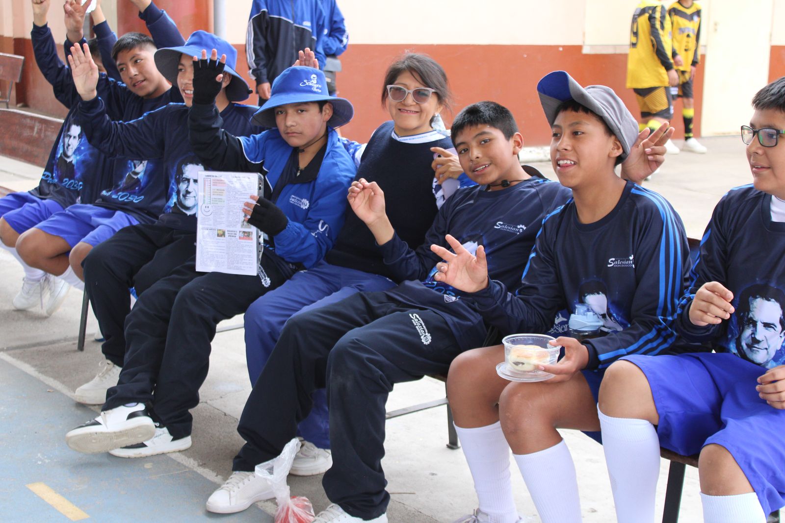 Estudiantes del colegio compartiendo con alegría