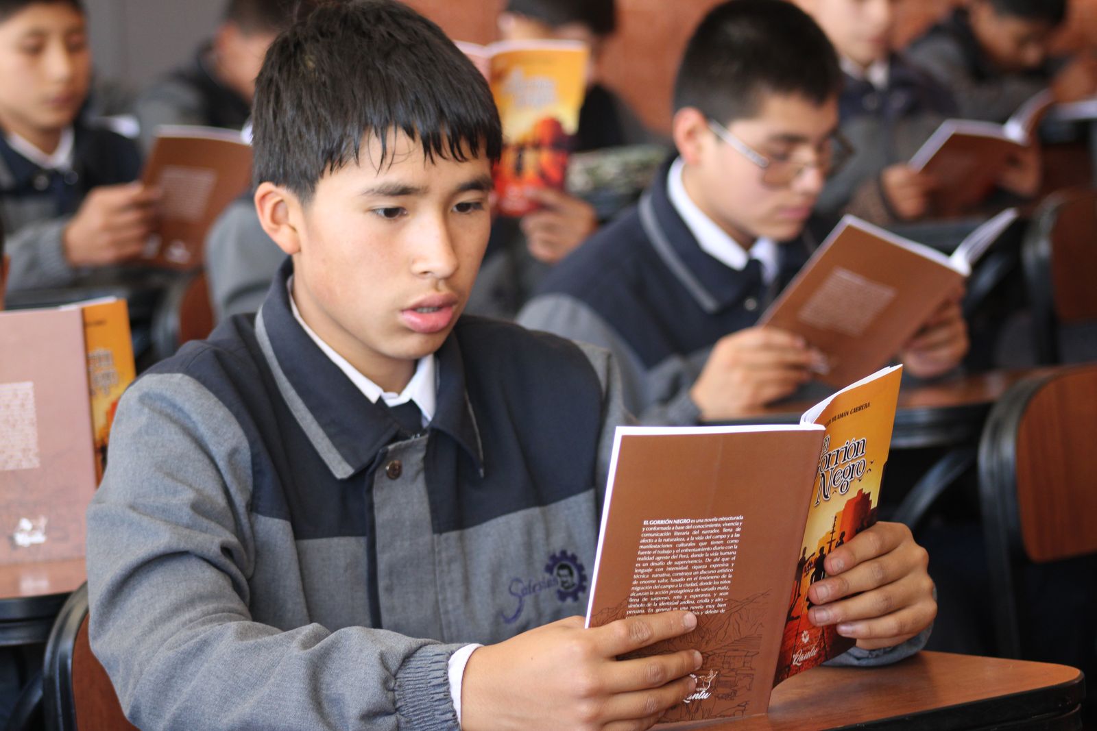Estudiantes leyendo en su aula