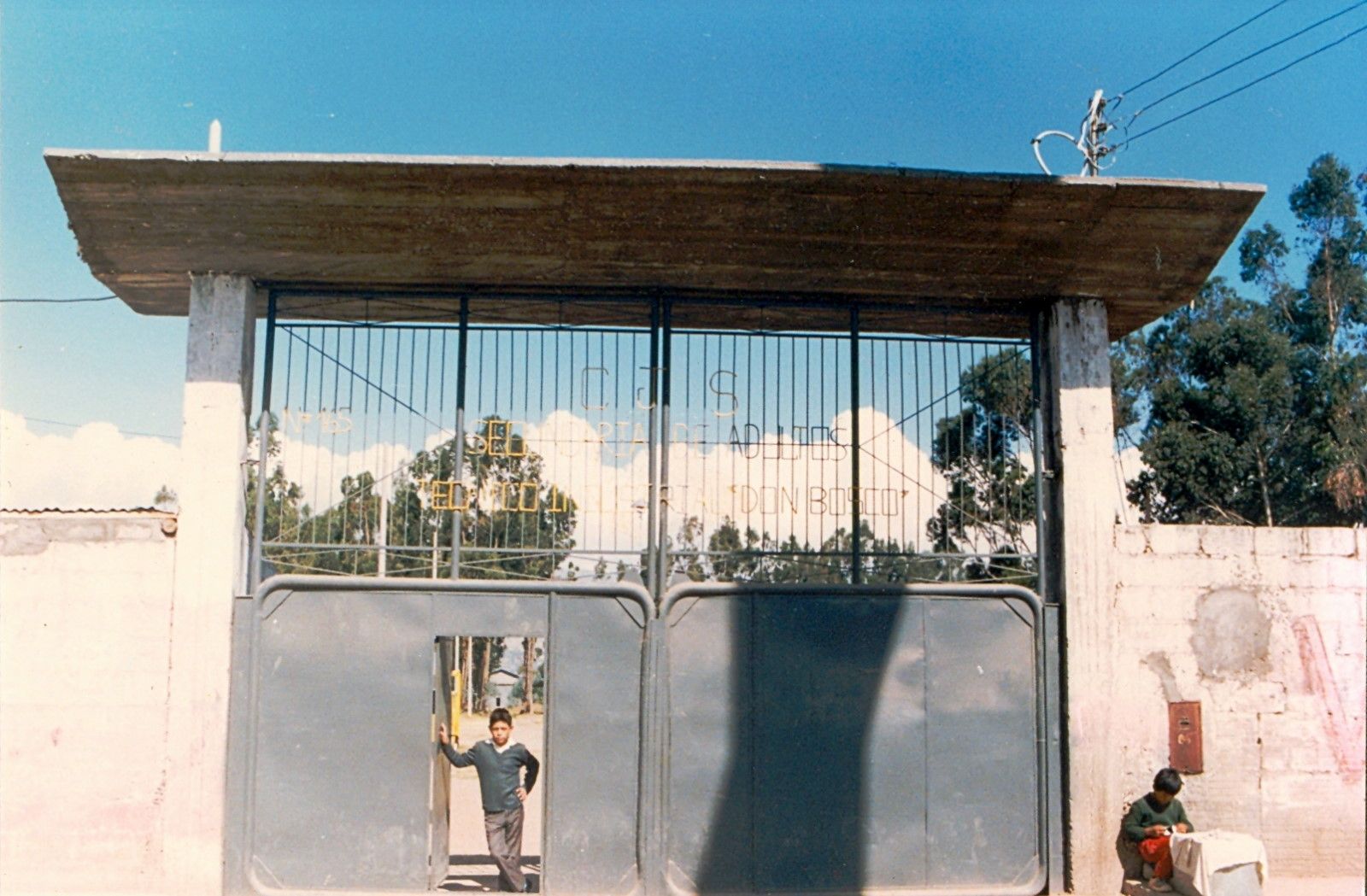 Portón de entrada de «La Ciudad de los Niños», hacia 1965