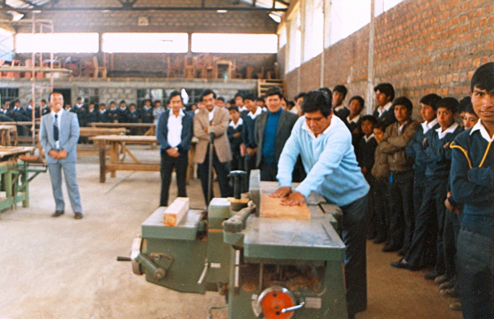 Estudiantes y maestros en el taller de carpintería del colegio técnico, en 1983