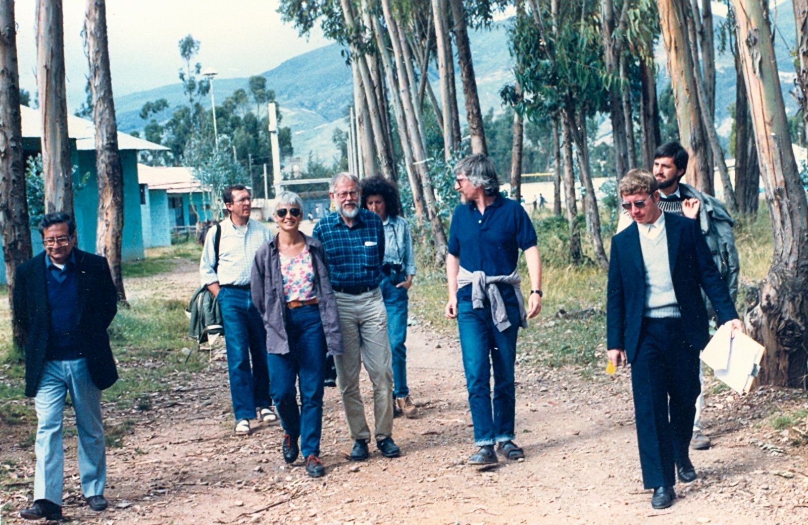 Fotografía de 1985: recorrido por el terreno de la obra