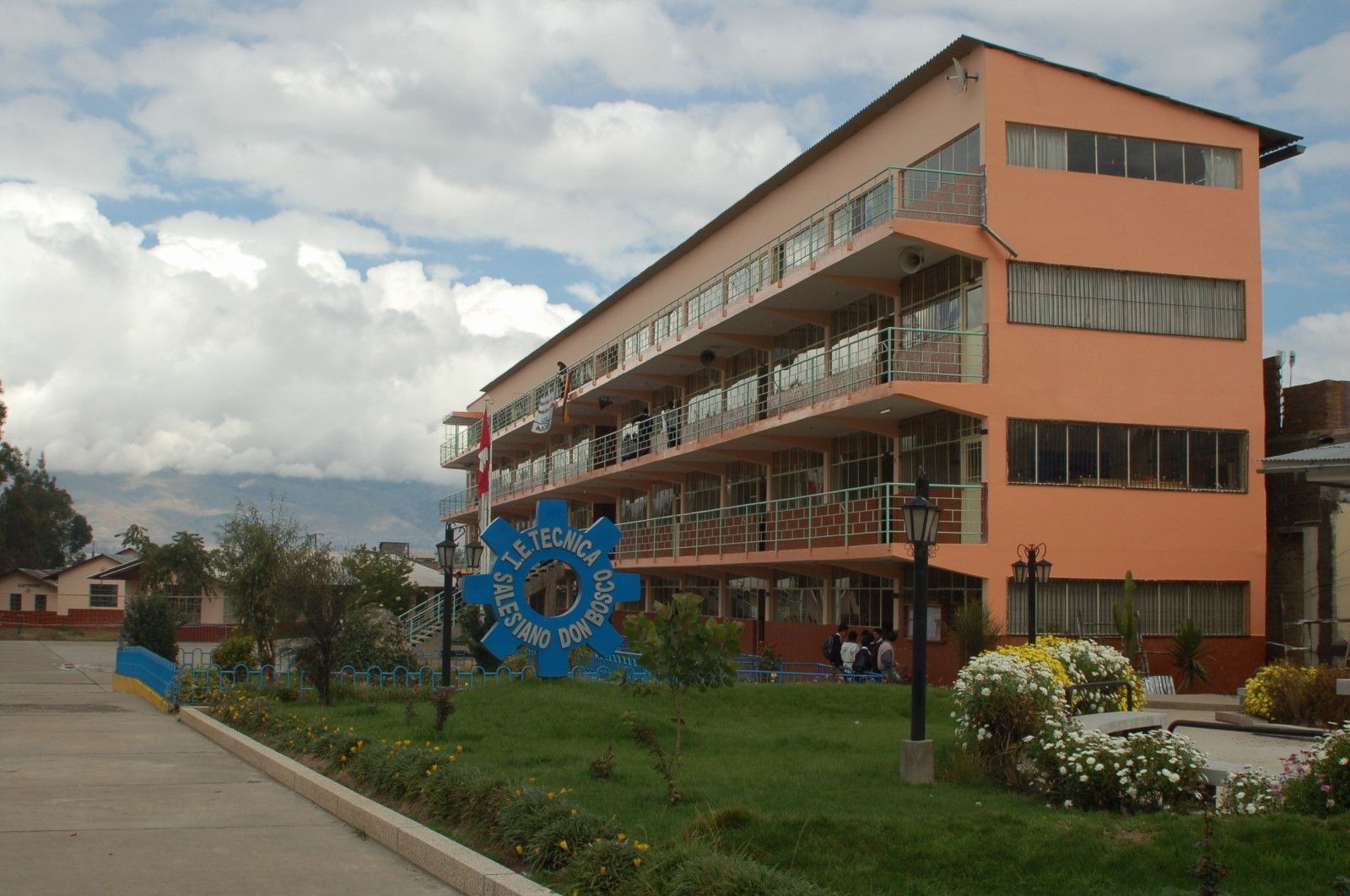 Edificio del colegio y su jardín, hacia 1999