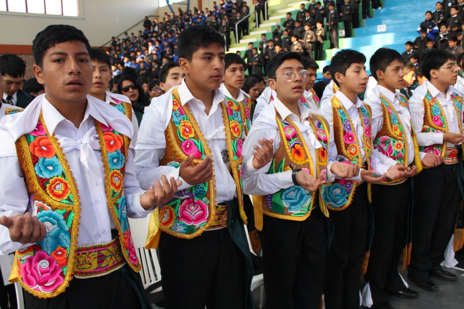 Estudiantes con trajes típicos del Valle del Mantaro en el coliseo del colegio