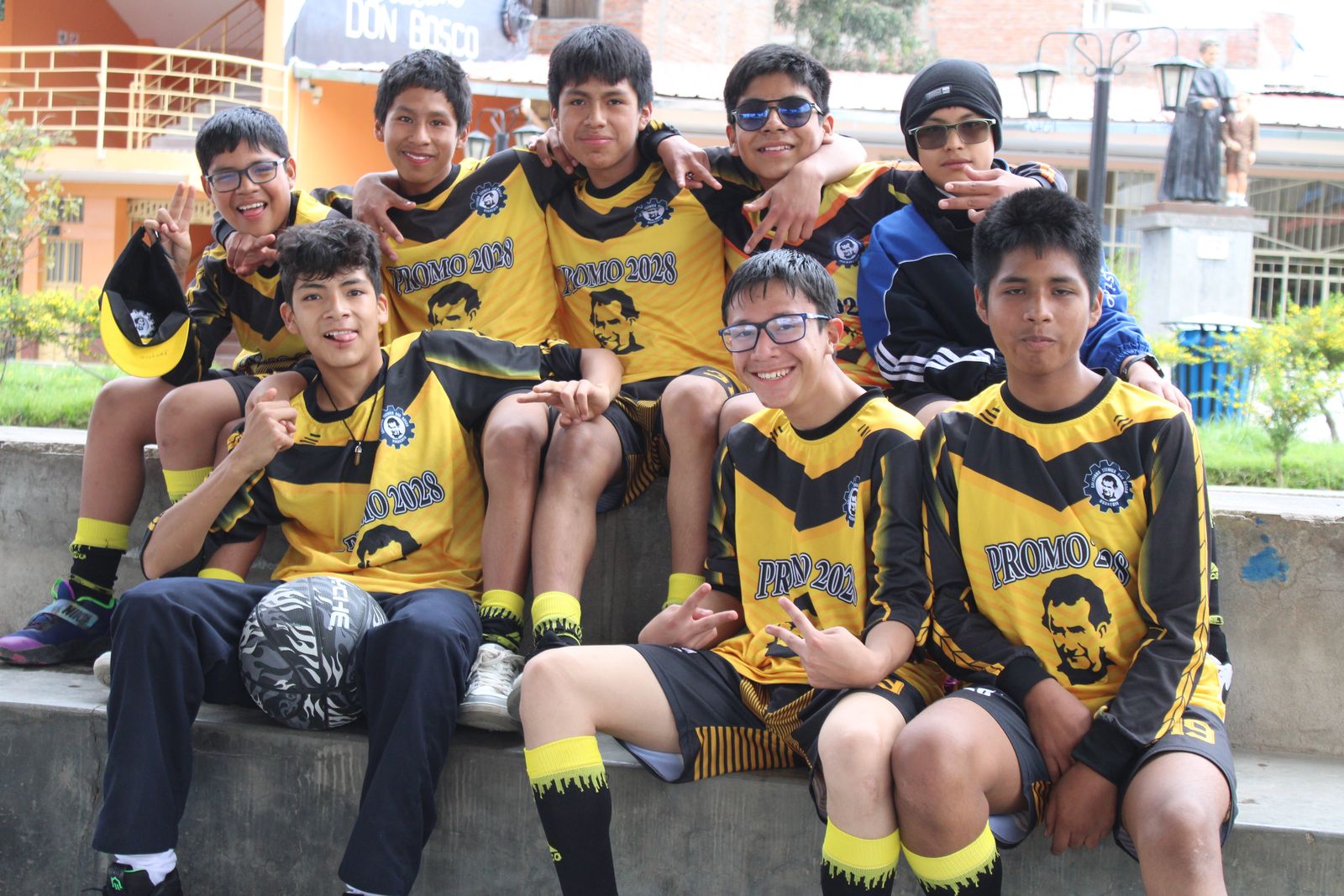 Estudiantes en el patio del colegio