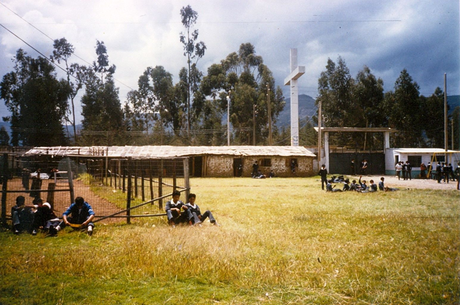 El colegio en sus primeros años: patio, aulas y la cruz en el terreno de la obra salesiana de Huancayo