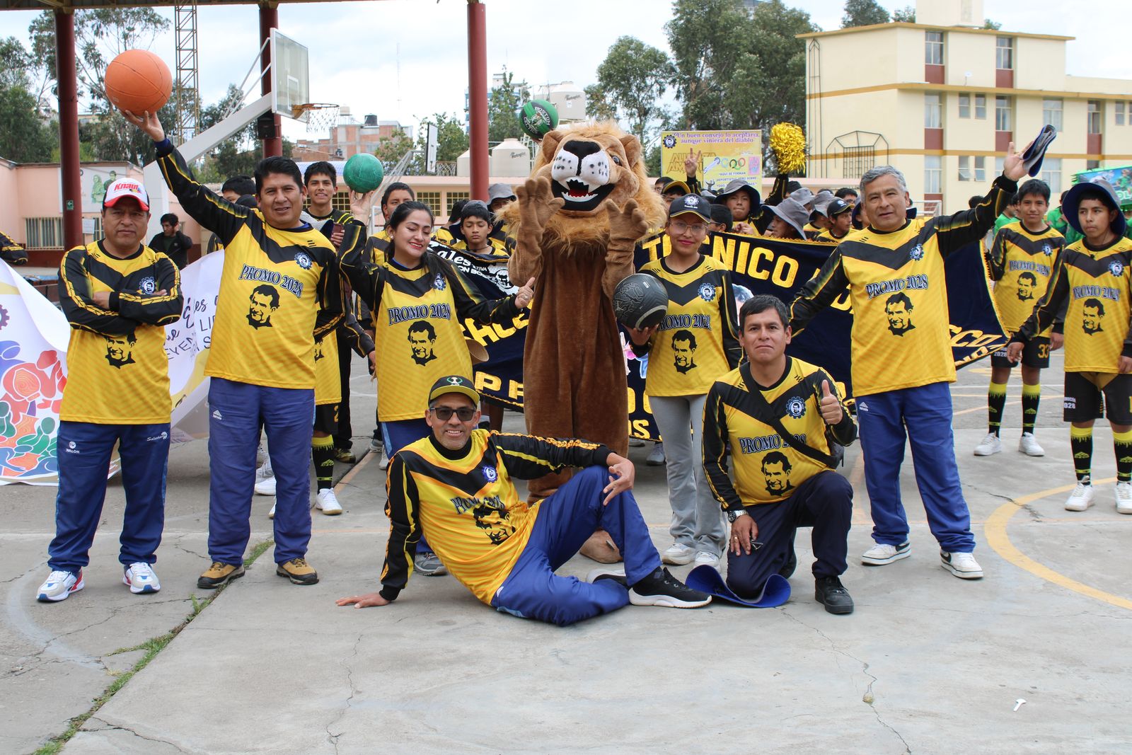 Docentes y exalumnos del colegio con la mascota del león, camino al 2030