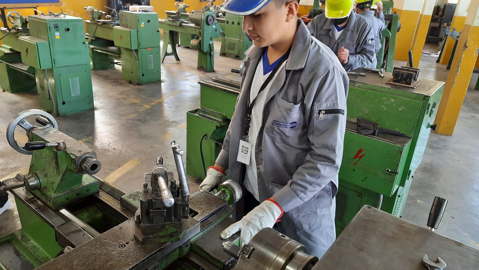 Estudiante practicando en el taller de torno