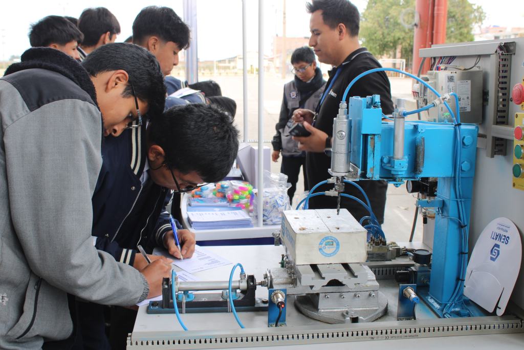 Foto 4 de «Nuestros jóvenes viven la Feria de Orientación Profesional 2025 en nuestra casa salesiana»
